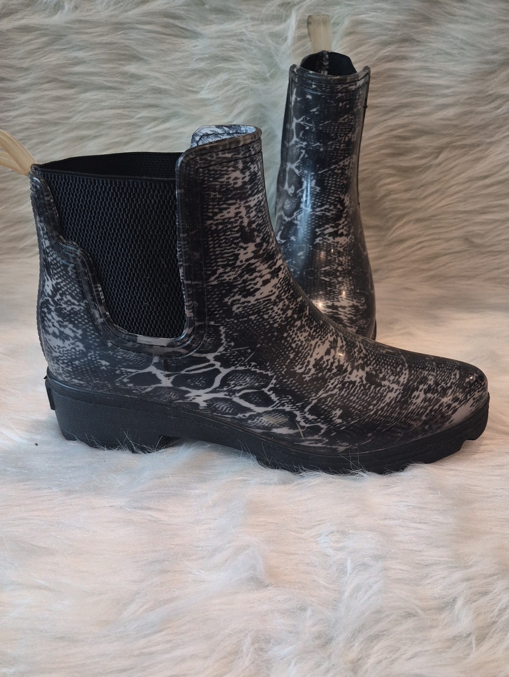 Seven7 Black & Gray Snake-Print Ankle Rain Booties SZ 8